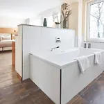 Kluet Hotel *